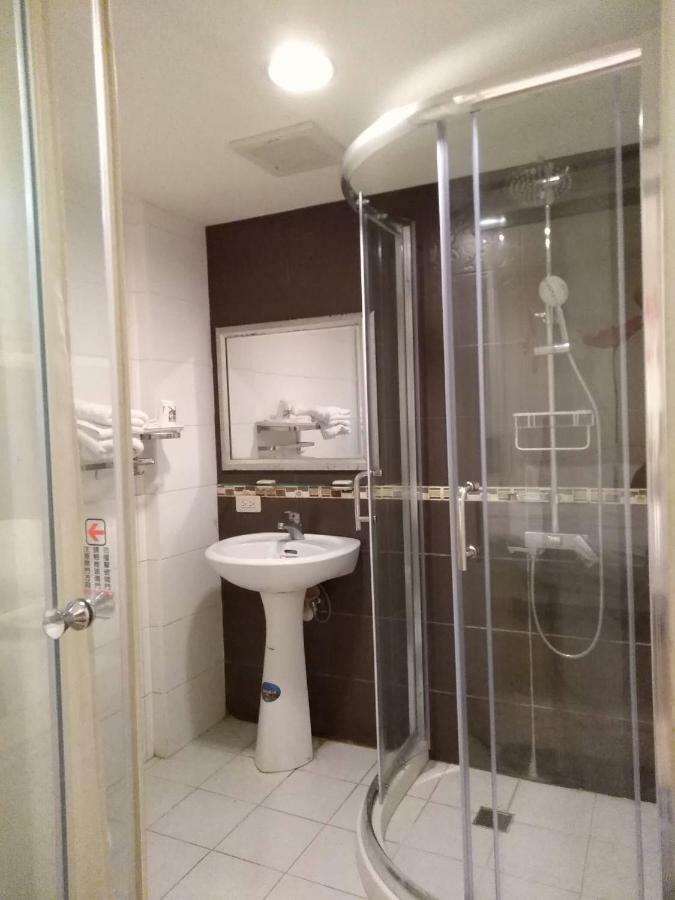 Hua Bin Hotel Yilan Екстер'єр фото